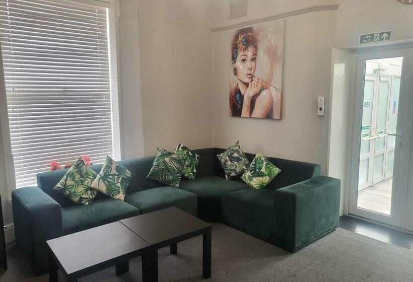 Отель Watton Vibe