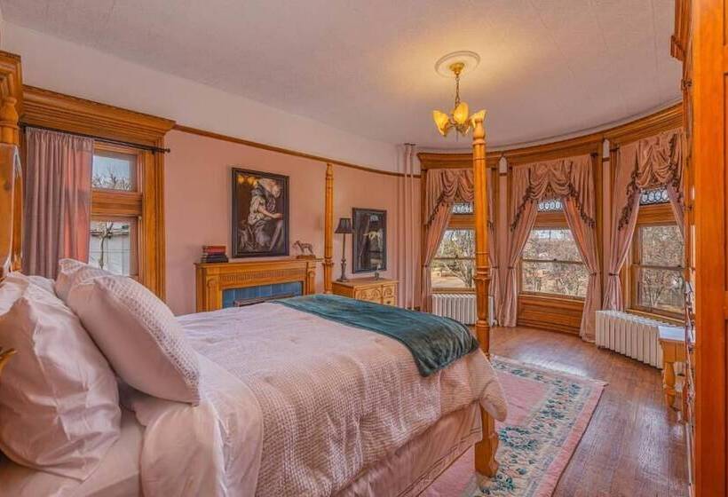 تختخواب و صبحانه Orman Mansion Pueblo S Most Luxurious Stay!