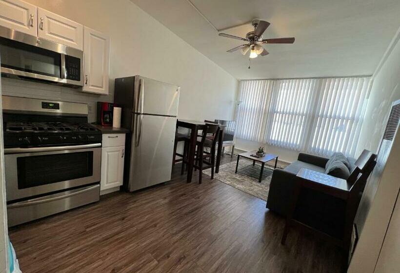 Cozy Andcomfortable Hollywood Apartment