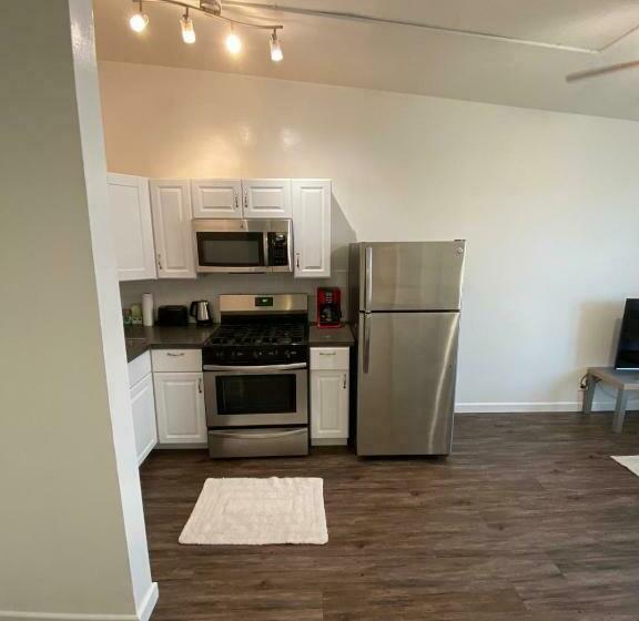 Cozy Andcomfortable Hollywood Apartment