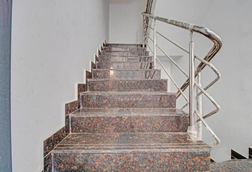 호텔 Collection O 80673 Petals Otium Business