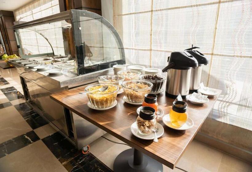 هتل Ramada By Wyndham Murree Lower Topa Resort