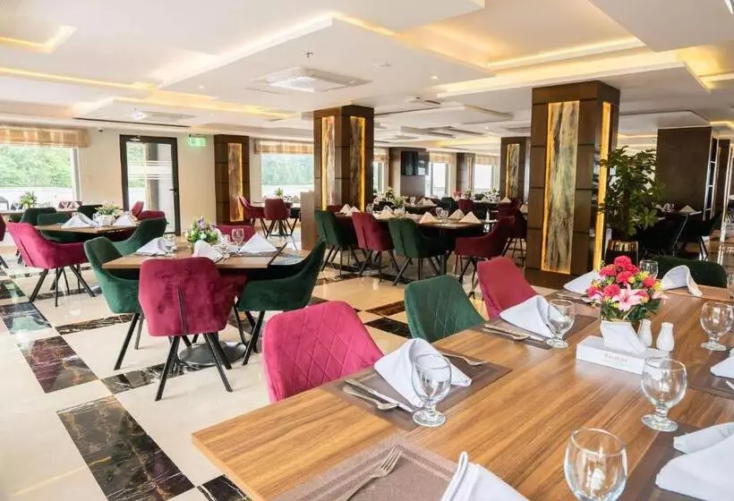 هتل Ramada By Wyndham Murree Lower Topa Resort