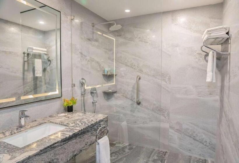 هتل Ramada By Wyndham Murree Lower Topa Resort