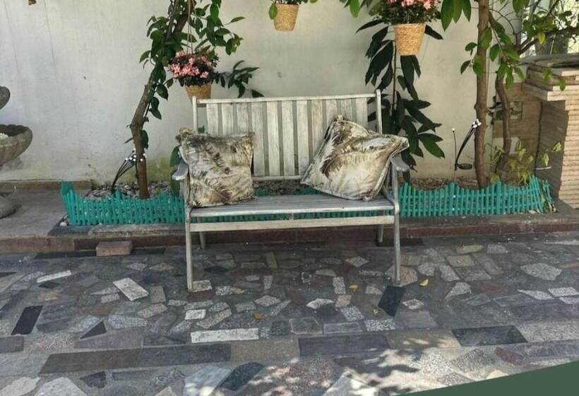 בית מלון כפרי Tirana Square