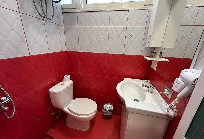 בית מלון כפרי Tirana Square