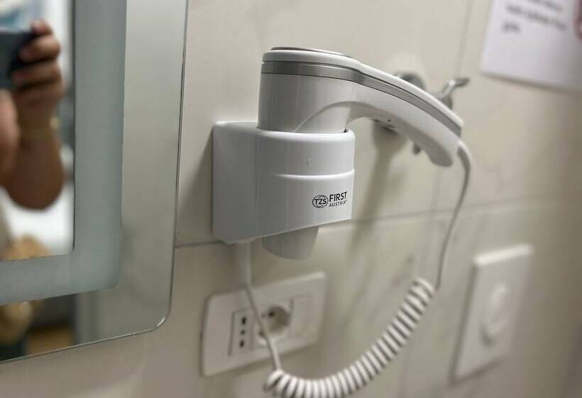 בית מלון כפרי Tirana Square