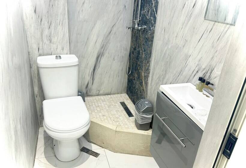 בית מלון כפרי Tirana Square