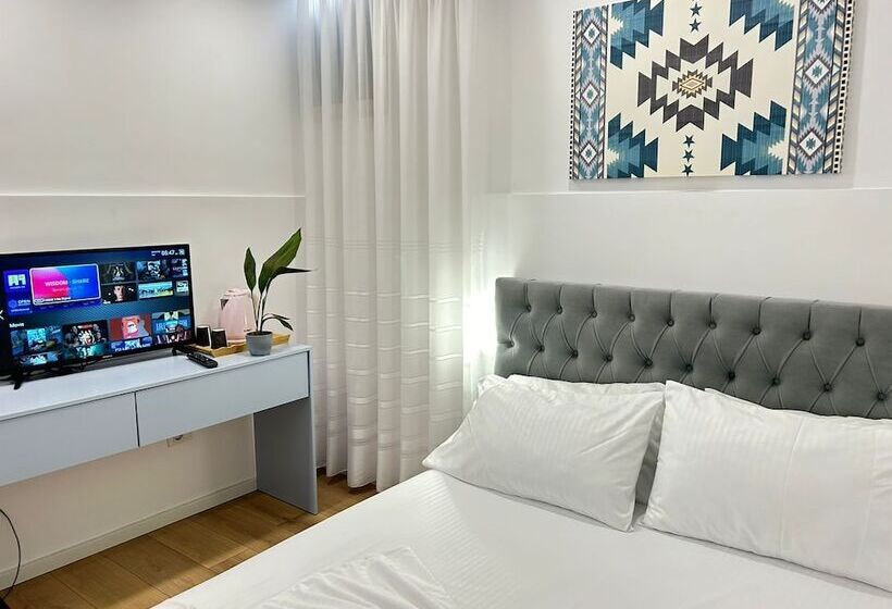 בית מלון כפרי Tirana Square