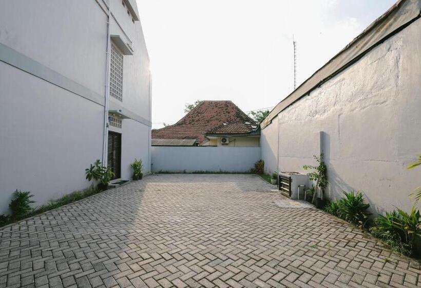 בית מלון כפרי Urbanview B Syariah Lumajang By Reddoorz