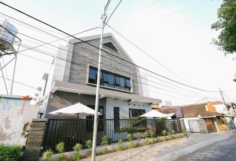 בית מלון כפרי Urbanview B Syariah Lumajang By Reddoorz