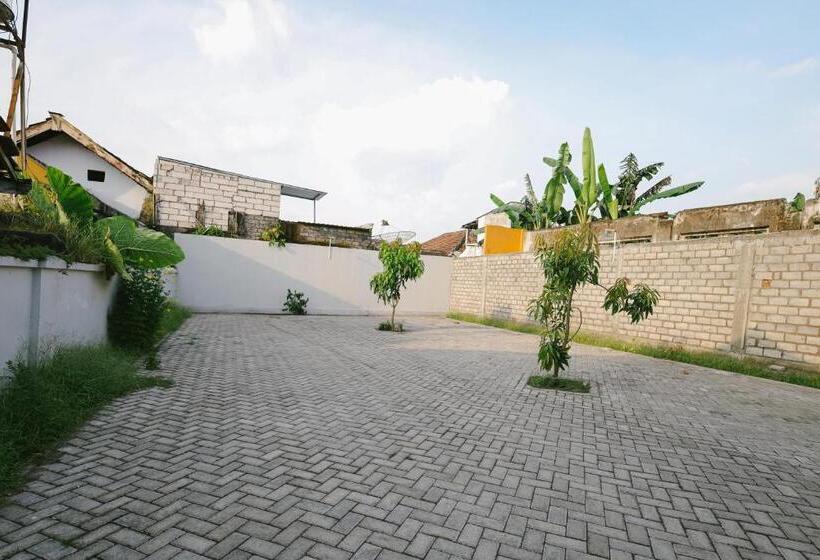 בית מלון כפרי Urbanview B Syariah Lumajang By Reddoorz