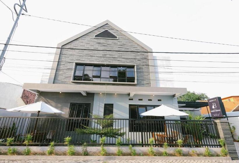 בית מלון כפרי Urbanview B Syariah Lumajang By Reddoorz