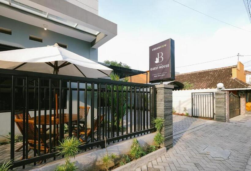 בית מלון כפרי Urbanview B Syariah Lumajang By Reddoorz