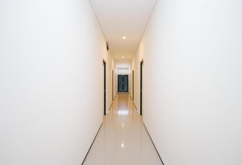 בית מלון כפרי Urbanview B Syariah Lumajang By Reddoorz