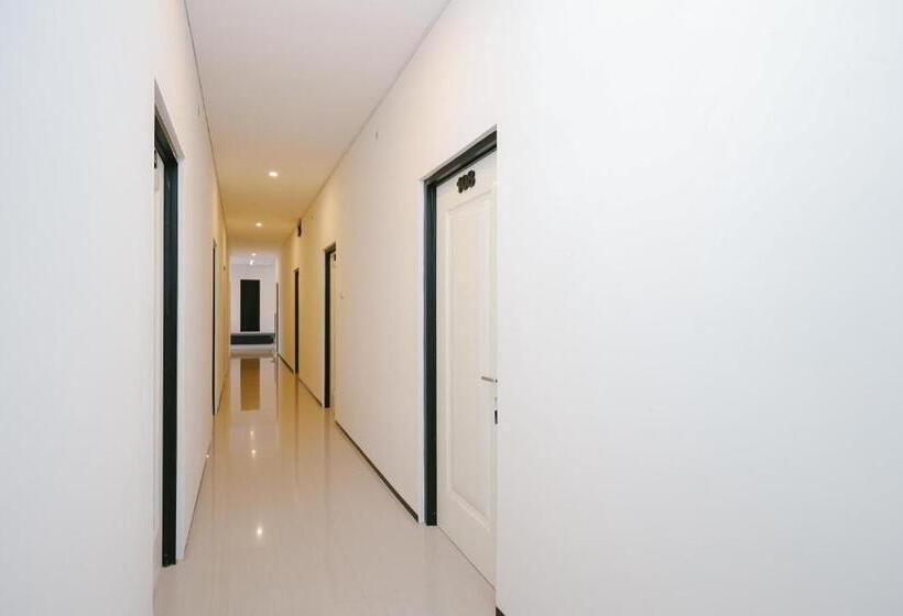 בית מלון כפרי Urbanview B Syariah Lumajang By Reddoorz