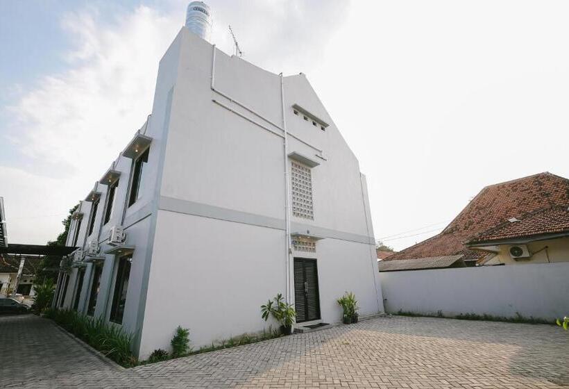 בית מלון כפרי Urbanview B Syariah Lumajang By Reddoorz