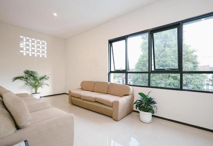 בית מלון כפרי Urbanview B Syariah Lumajang By Reddoorz