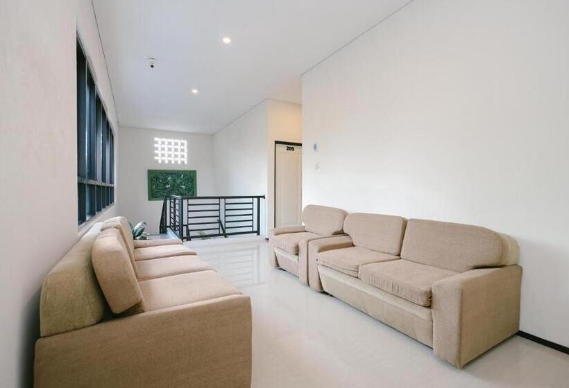 בית מלון כפרי Urbanview B Syariah Lumajang By Reddoorz