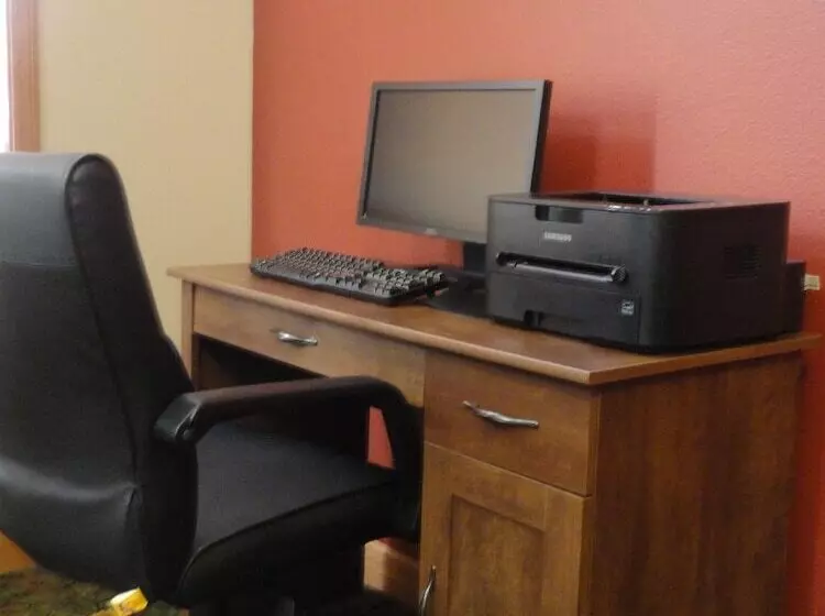 בית מלון כפרי Canby Inn And Suites