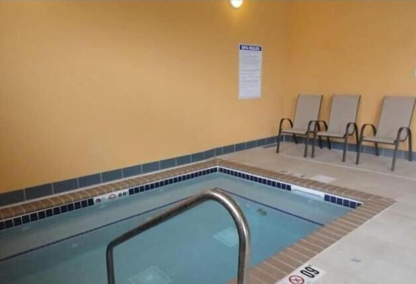 בית מלון כפרי Canby Inn And Suites