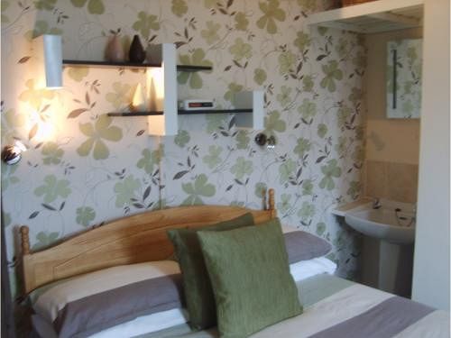 פנסיון Rolling Waves