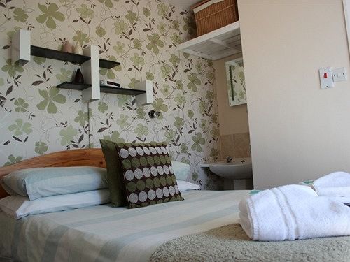 פנסיון Rolling Waves