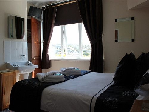 פנסיון Rolling Waves