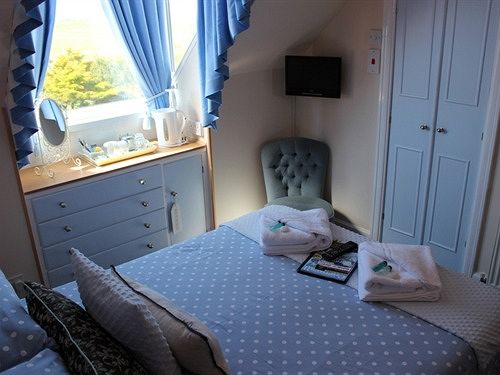 פנסיון Rolling Waves