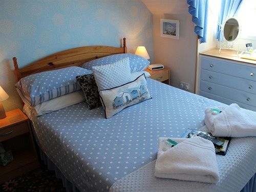 פנסיון Rolling Waves