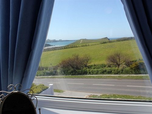 פנסיון Rolling Waves