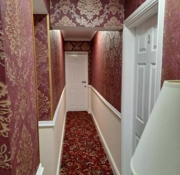 פנסיון Surrey House