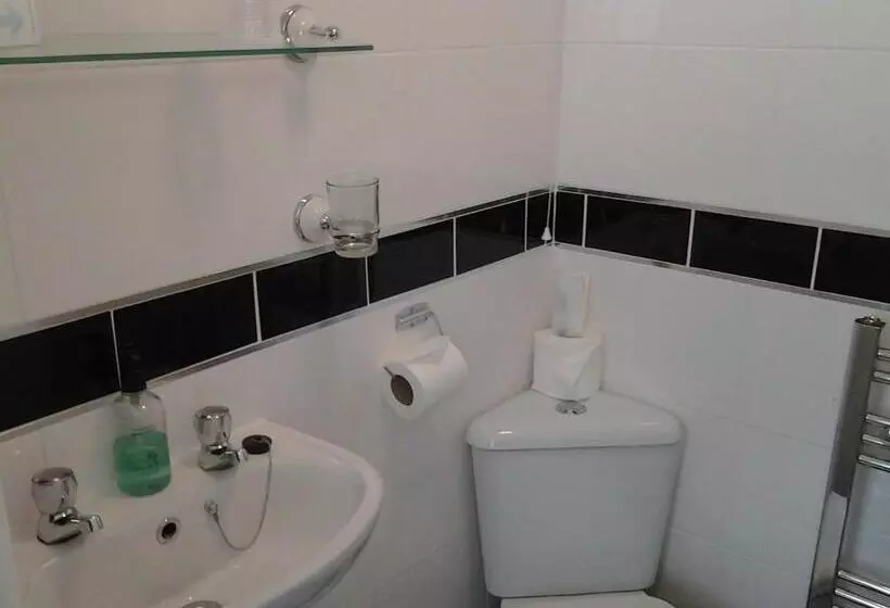 פנסיון Surrey House