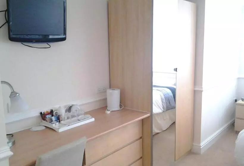 פנסיון Surrey House