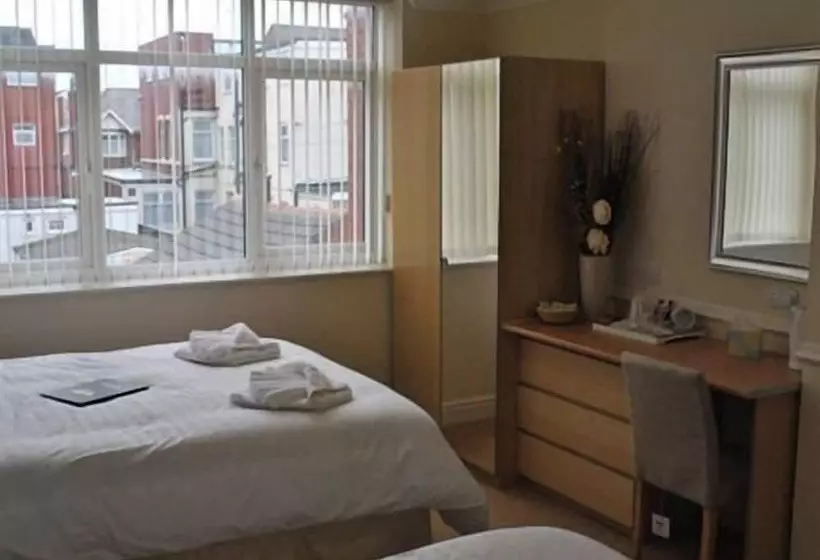 פנסיון Surrey House