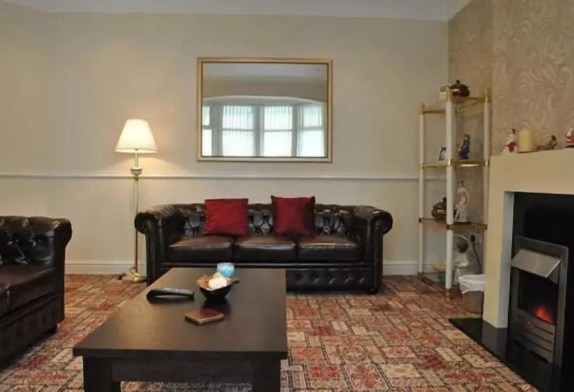 פנסיון Surrey House