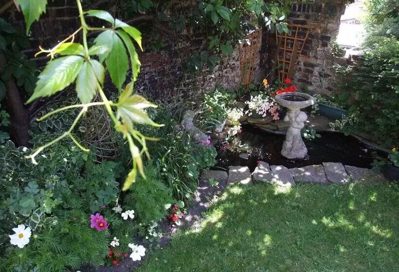 Пансион Tall Storeys