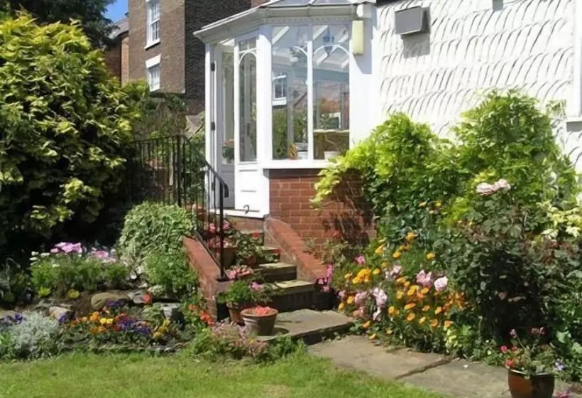 Пансион Tall Storeys