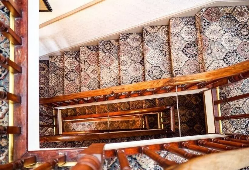 Пансион Tall Storeys