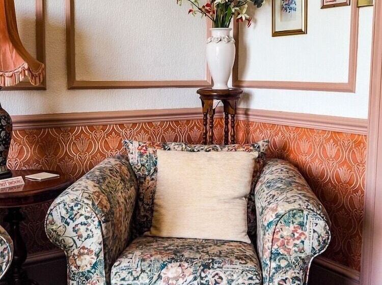 بنسيون Tall Storeys