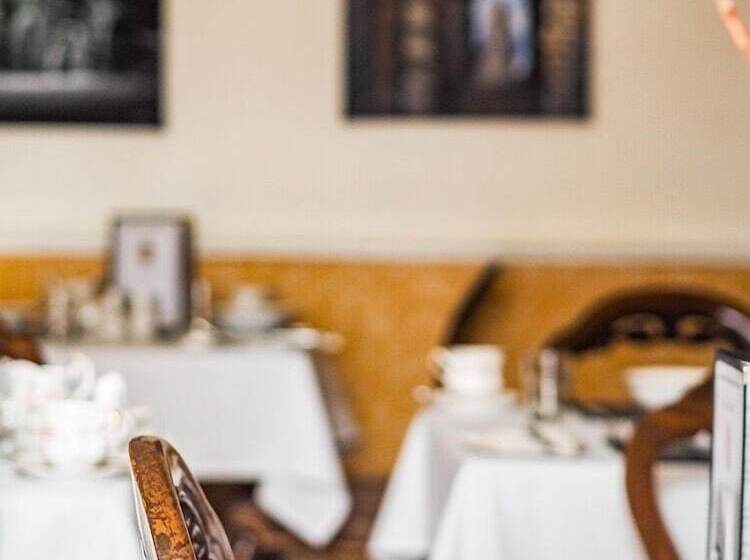 بنسيون Tall Storeys