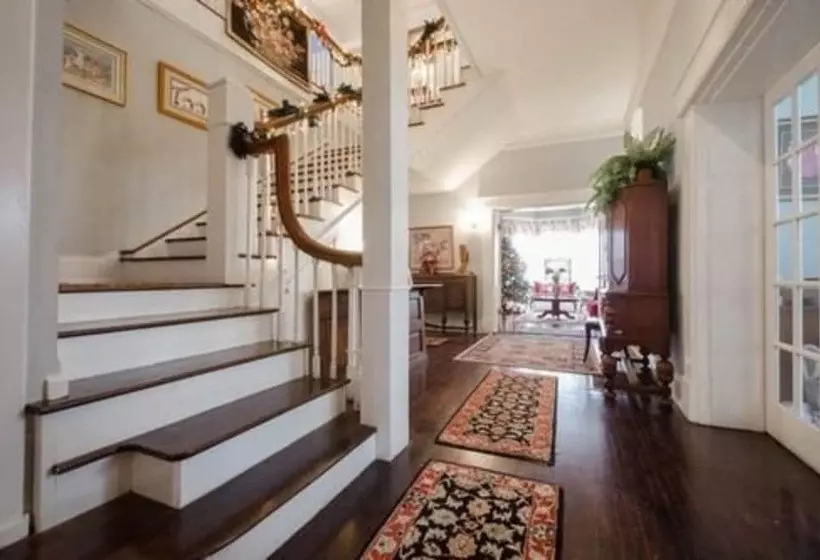 Six Acres Bed & Breakfast