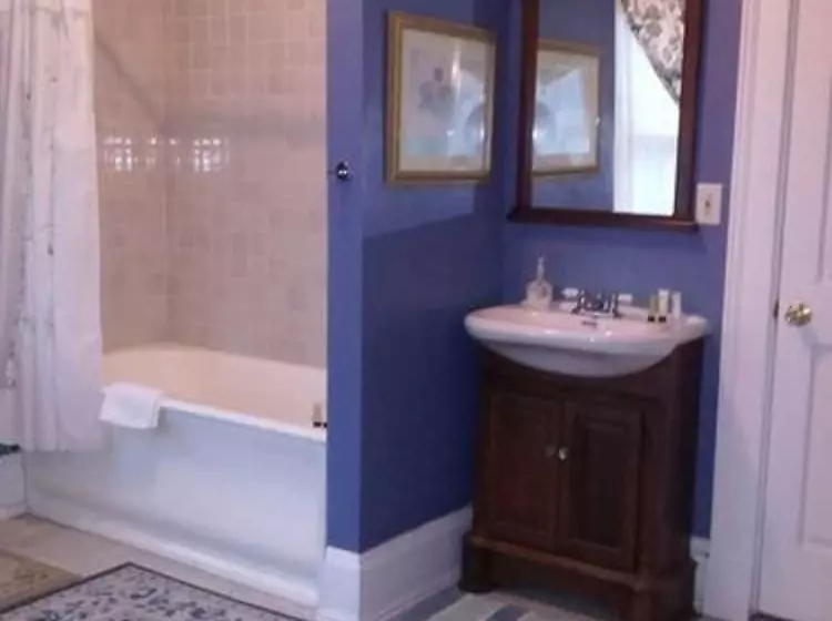 Six Acres Bed & Breakfast