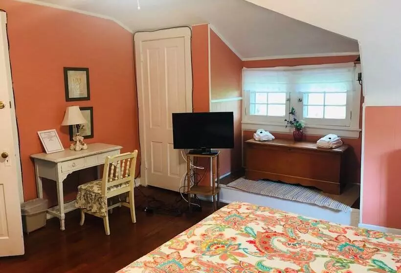 Six Acres Bed & Breakfast