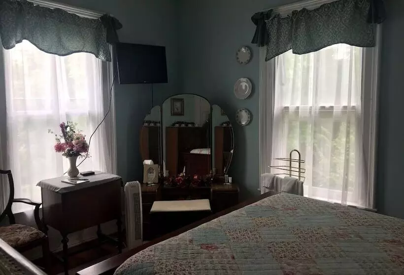 Six Acres Bed & Breakfast