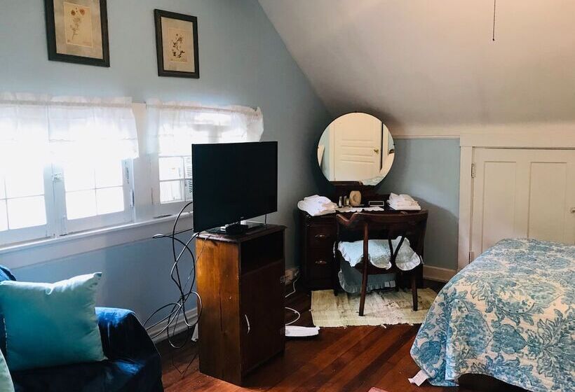 Six Acres Bed & Breakfast