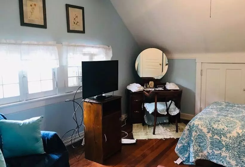 Six Acres Bed & Breakfast