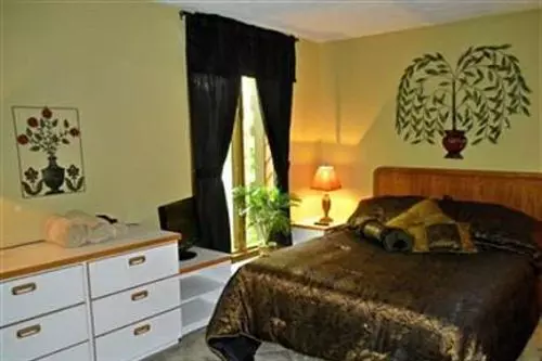 Whispering Oaks Bed & Breakfast