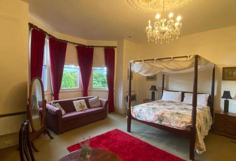 بنسيون Leura House