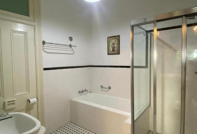 بنسيون Leura House